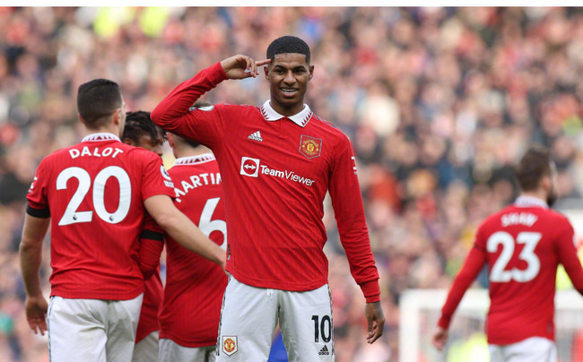 表現依然受 表現依然受